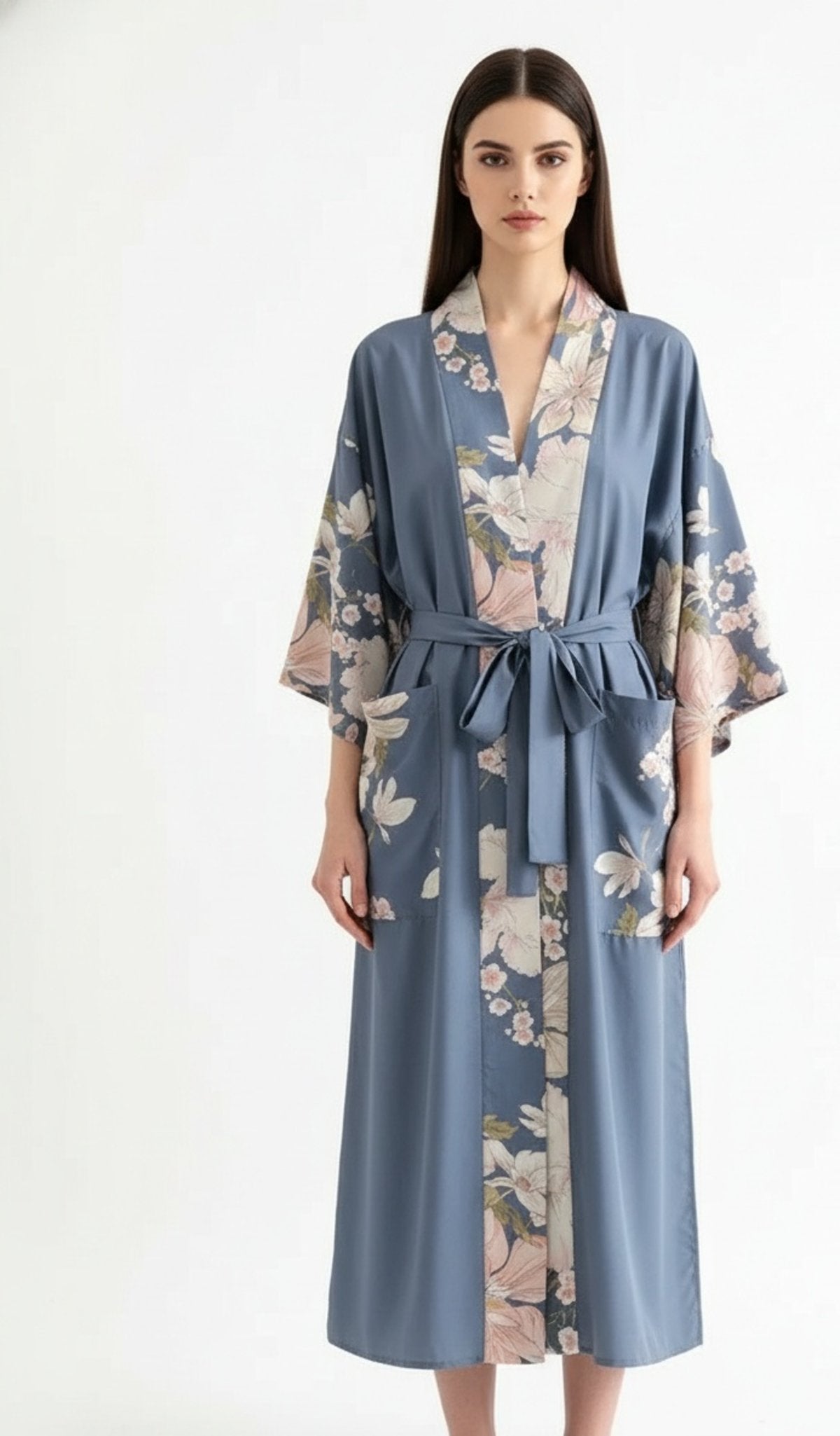 Kimono long femme bleu fleuri Hanabira porté ouvert
