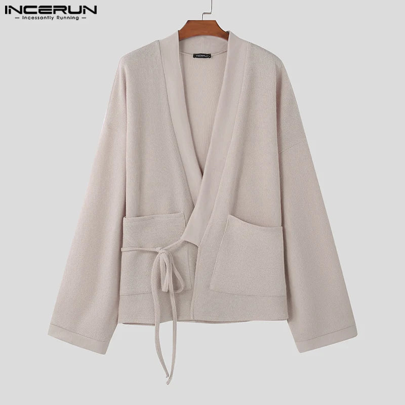 Veste kimono tricotée homme Shizuku beige présentée sur cintre