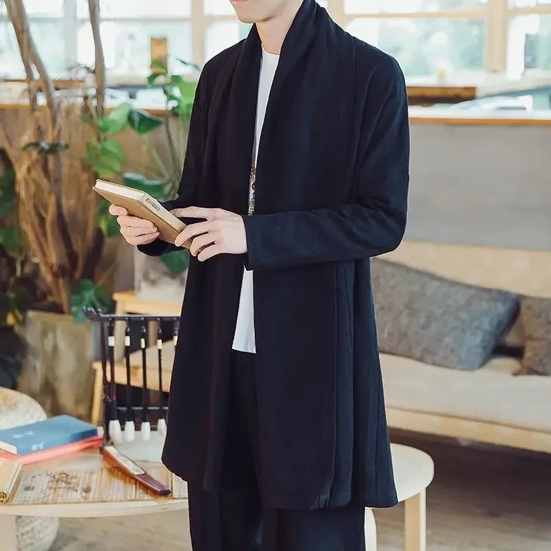 Veste haori longue homme Azami bleu marine - vue portée en situation