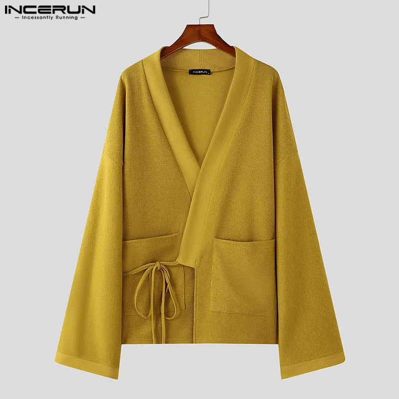 Veste kimono tricotée homme Shizuku jaune présentée sur cintre