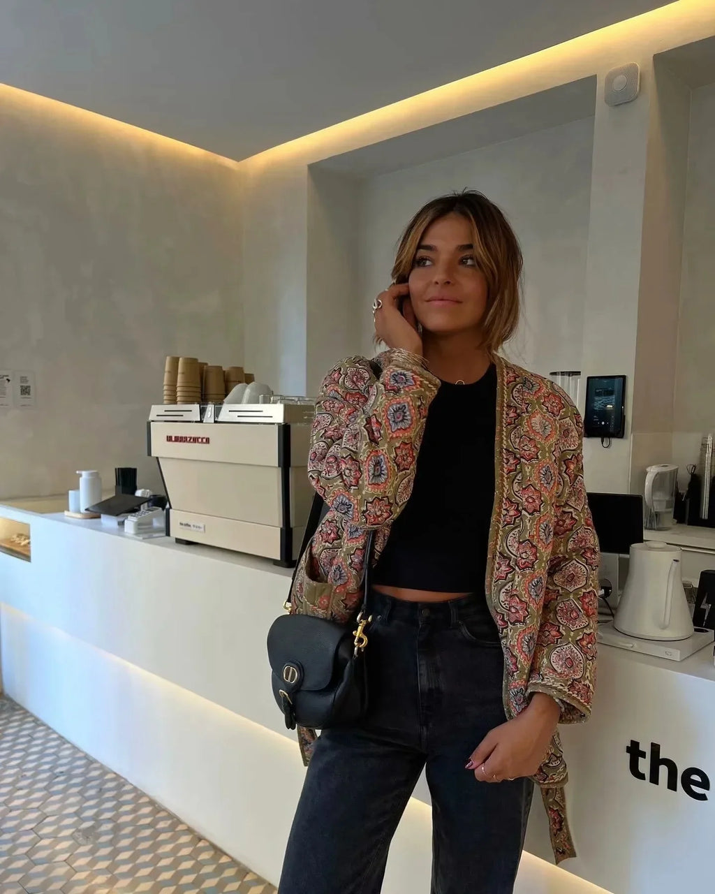 Veste matelassée imprimée femme Kazahana - vue de face dans un décor urbain