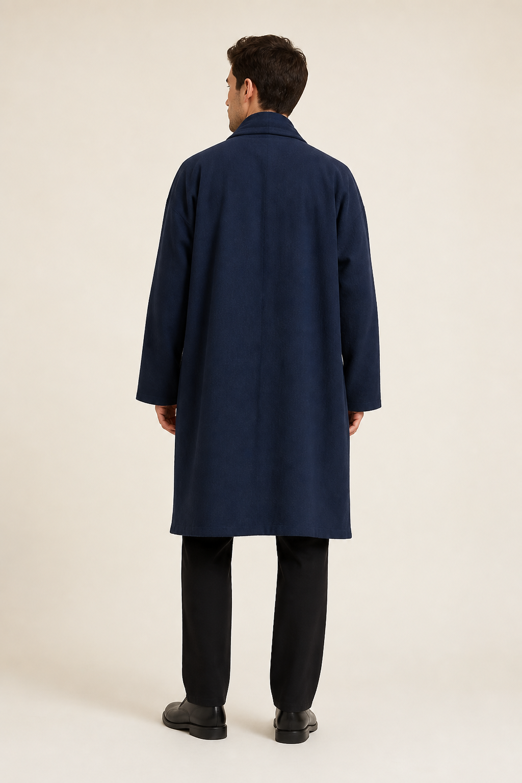 Veste haori longue homme Azami bleu marine - vue de dos portée par un modèle masculin