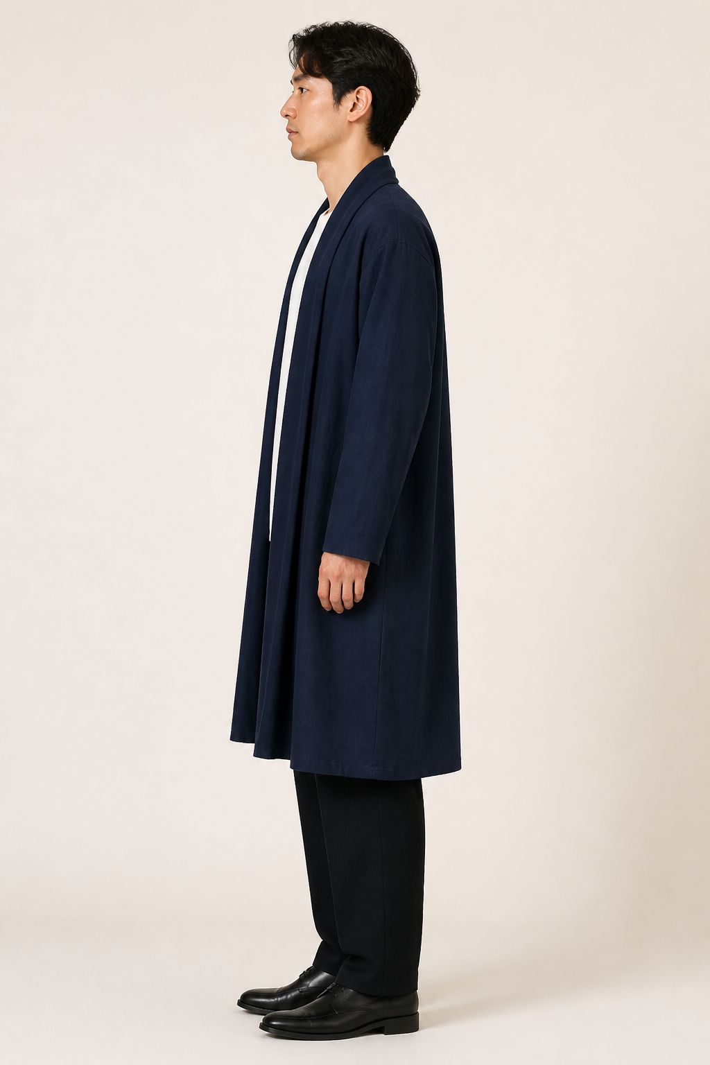 Veste haori longue homme Azami bleu marine - vue de profil portée par un modèle masculin