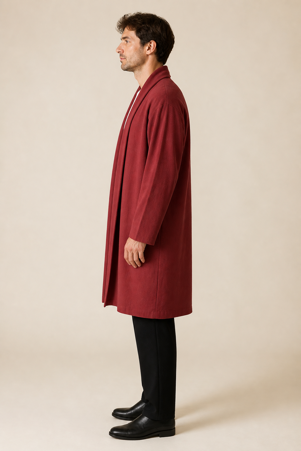 Veste haori longue homme Azami bordeaux - vue de profil portée par un modèle masculin