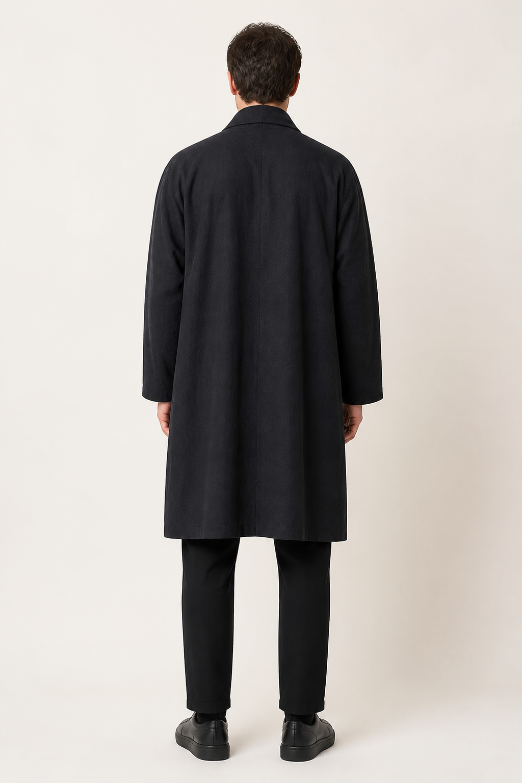 Veste haori longue homme Azami noire - vue de dos portée par un modèle masculin