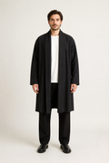 Veste haori longue homme Azami noire - vue de face portée par un modèle masculin
