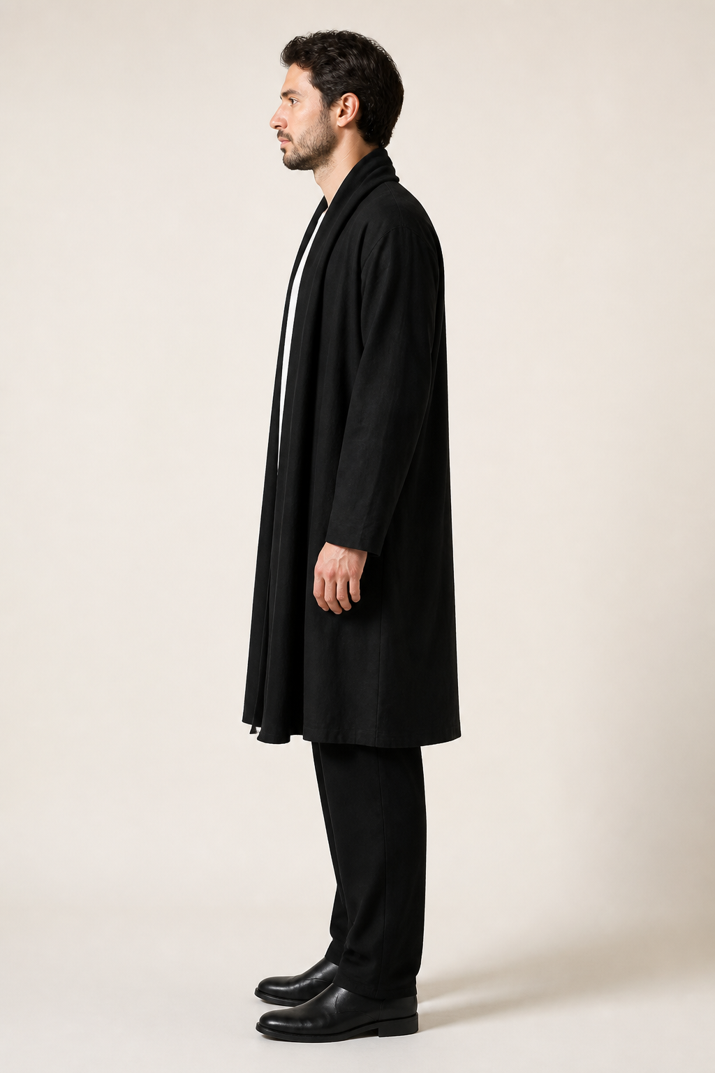 Veste haori longue homme Azami noire - vue de profil portée par un modèle masculin