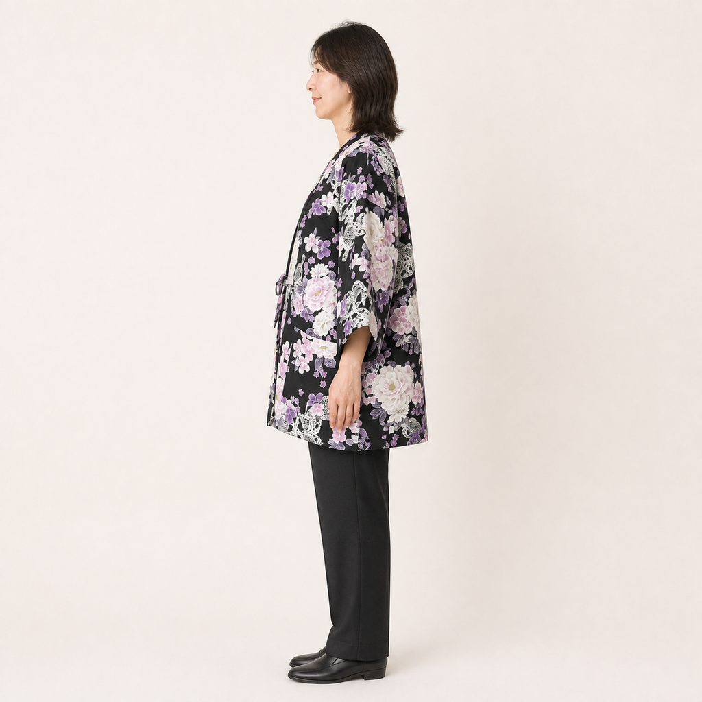 Hanten matelassé femme Nagomi noir à fleurs et carpes - vue de profil