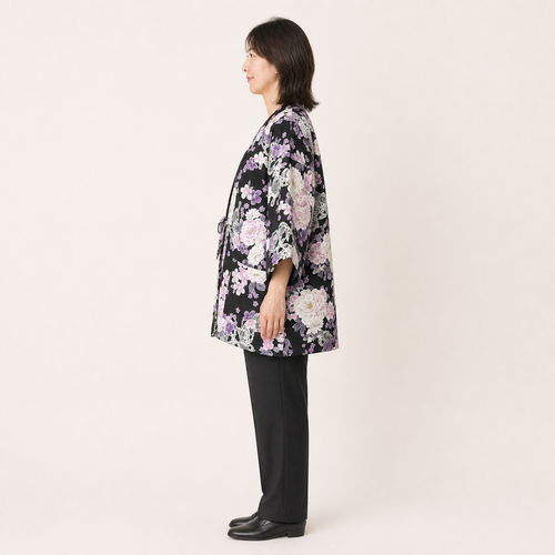Hanten matelassé femme Nagomi noir à fleurs et carpes - vue de profil