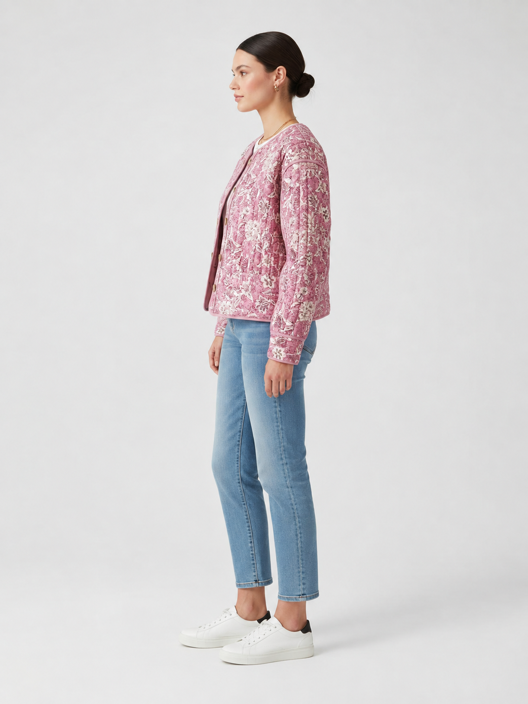 Veste matelassée fleurie femme Akimizu rose - vue de profil portée par un modèle féminin