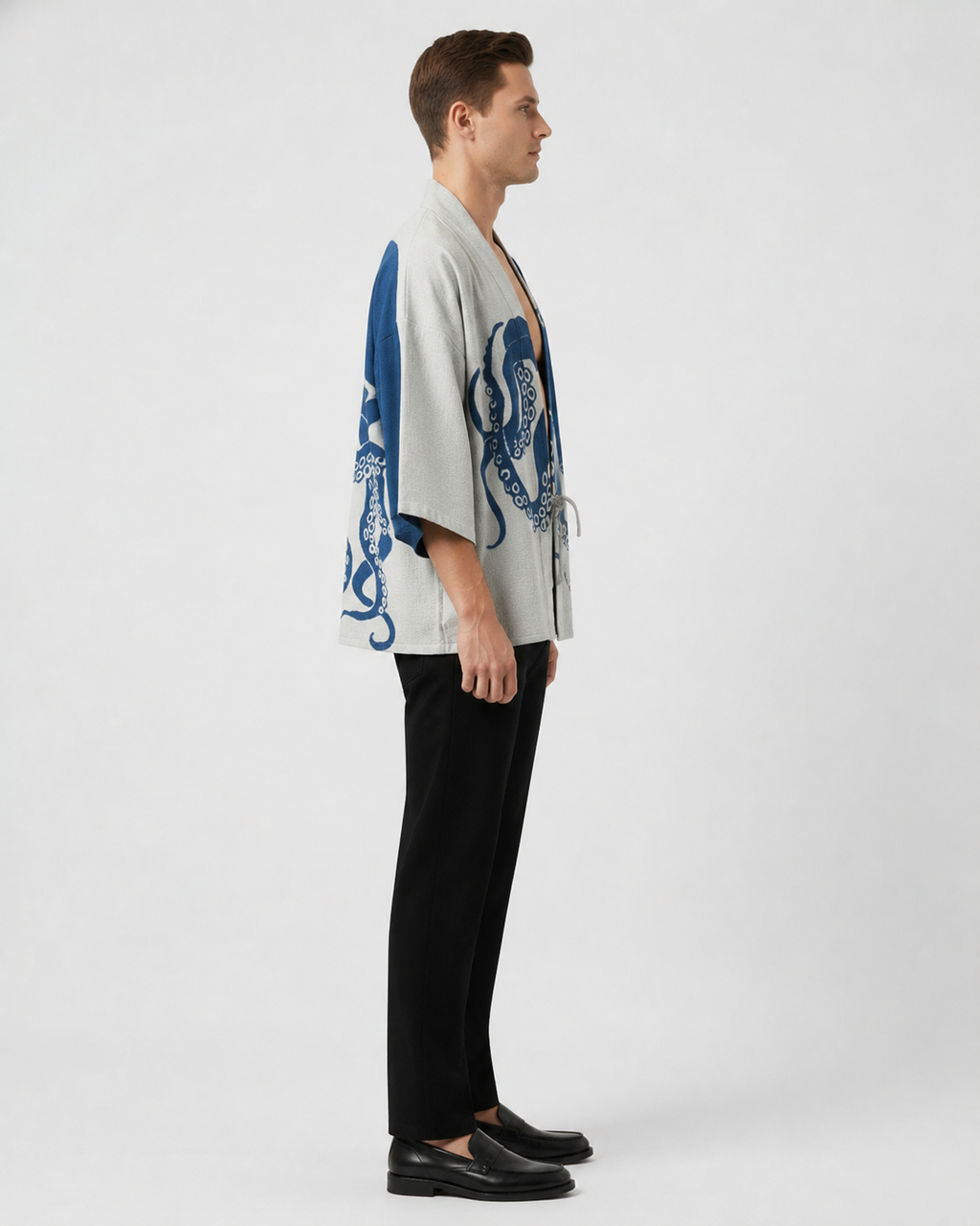 Kimono homme Ameiro bleu et ecru a motif poulpe, vue de profil
