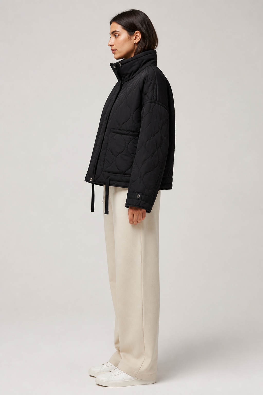 Veste kimono matelassée femme Himawari noire - vue de profil portée par un modèle féminin