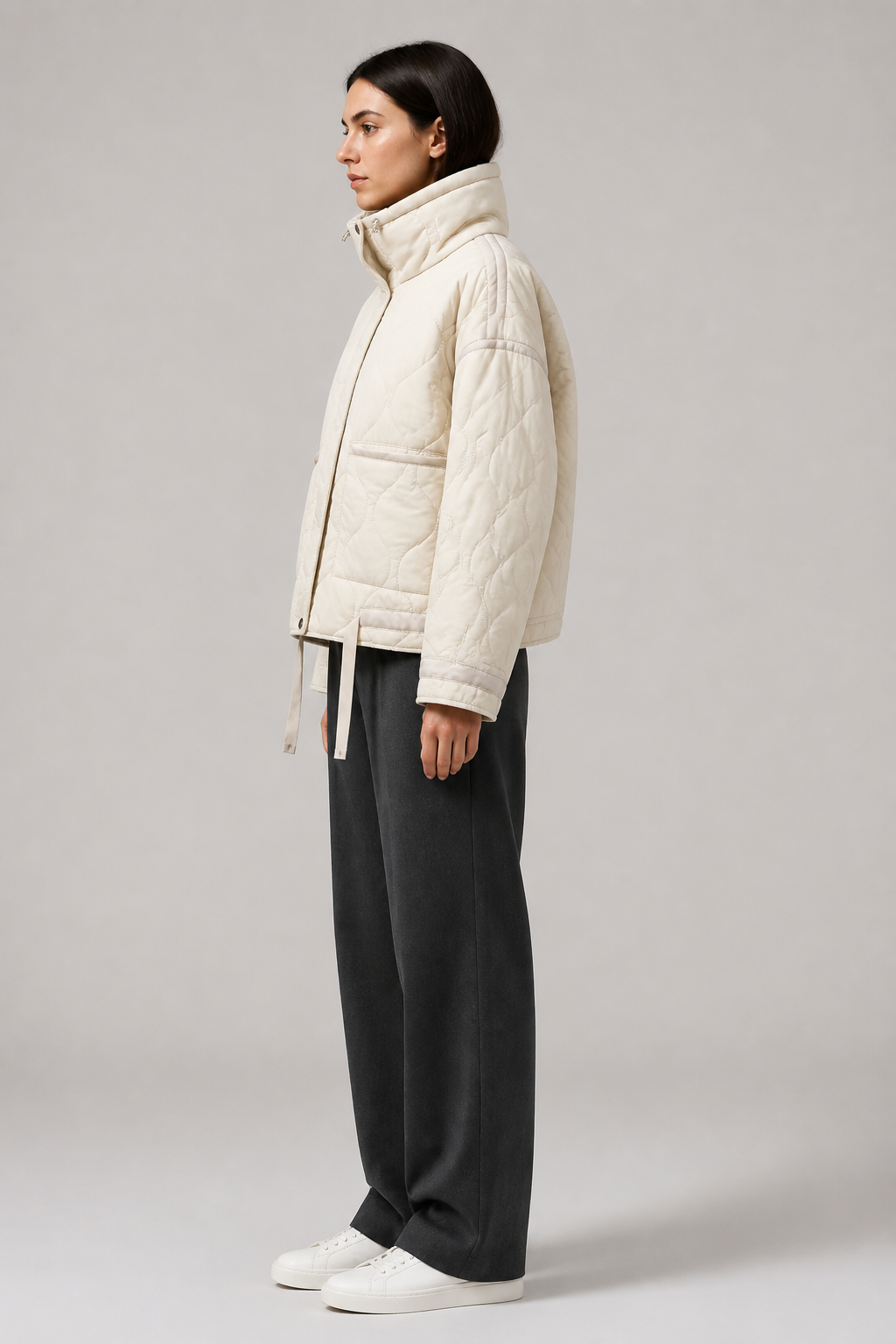 Veste kimono matelassée femme Himawari blanc cassé - vue de profil portée par un modèle féminin