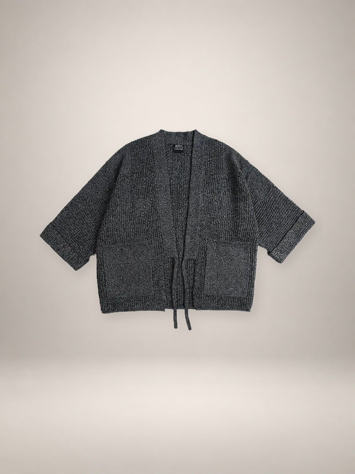 Veste kimono en tricot Kage anthracite - vue produit de face sur fond studio