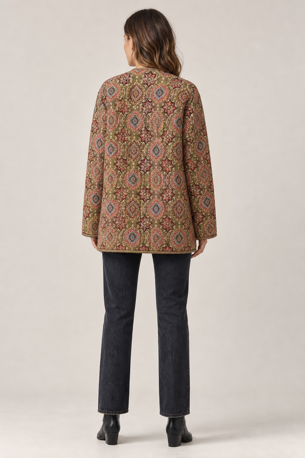 Veste matelassée imprimée femme Kazahana - vue de dos portée par un modèle féminin