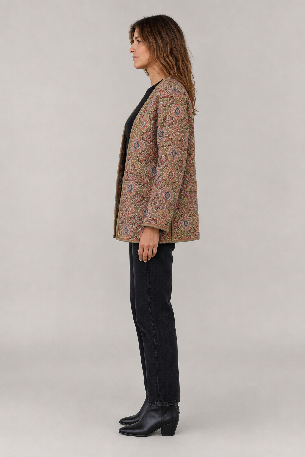 Veste matelassée imprimée femme Kazahana - vue de profil portée par un modèle féminin