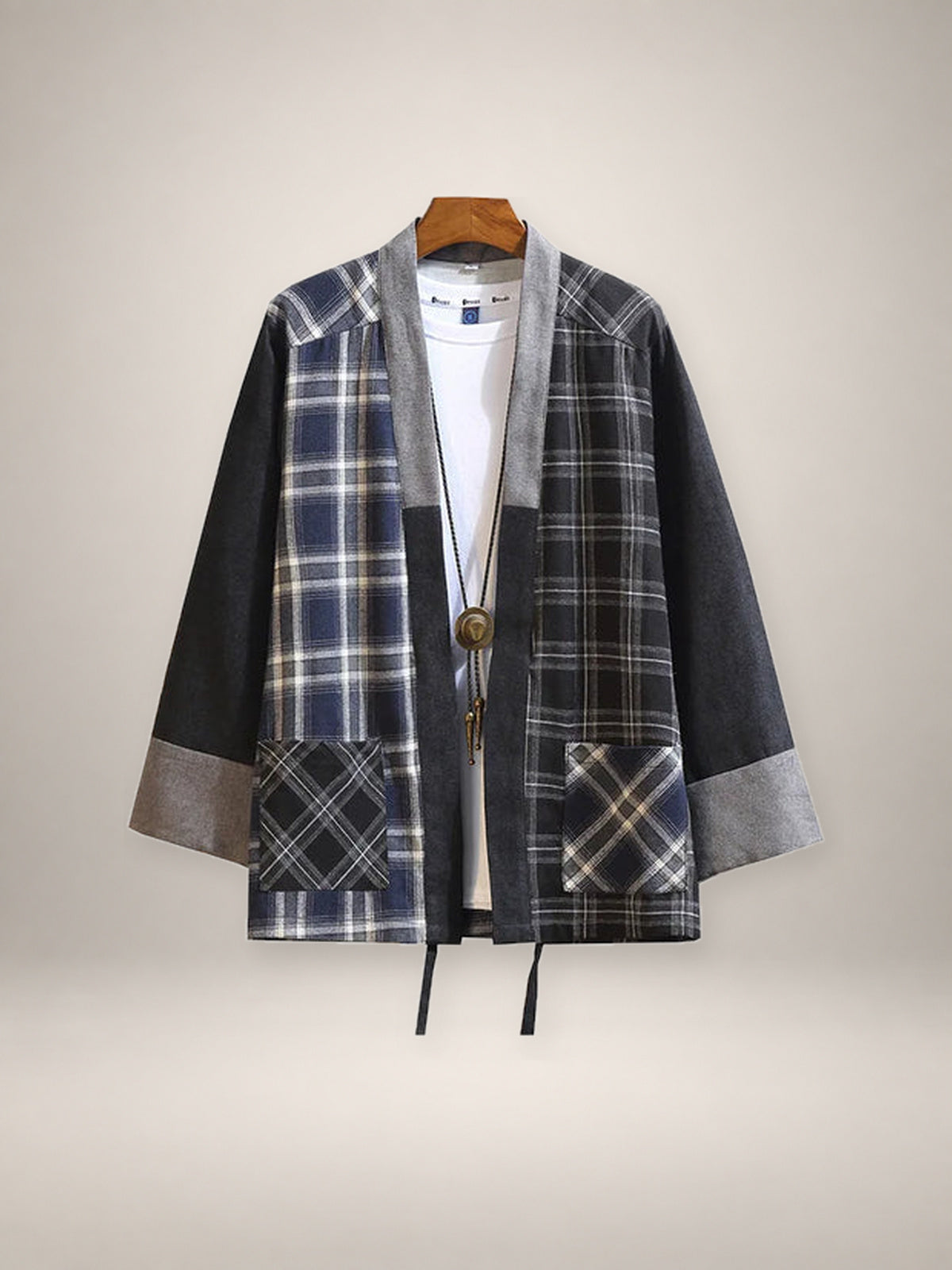 Veste haori patchwork homme Komorebi bleu nuit et noire - vue produit de face - fond studio