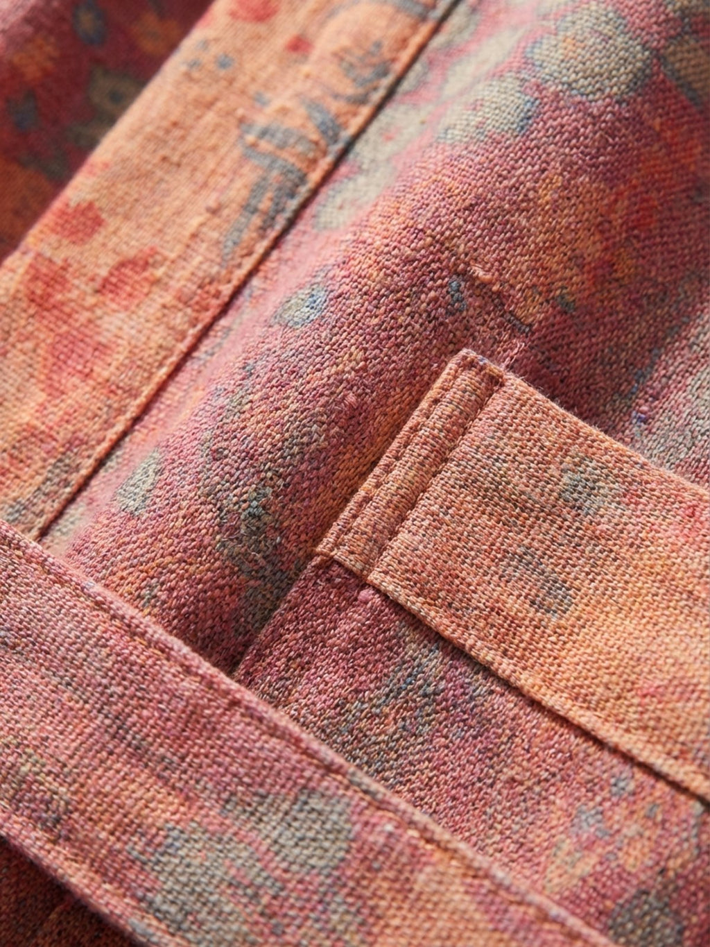 Détail du tissu imprimé et de la poche du peignoir kimono Fuyuko