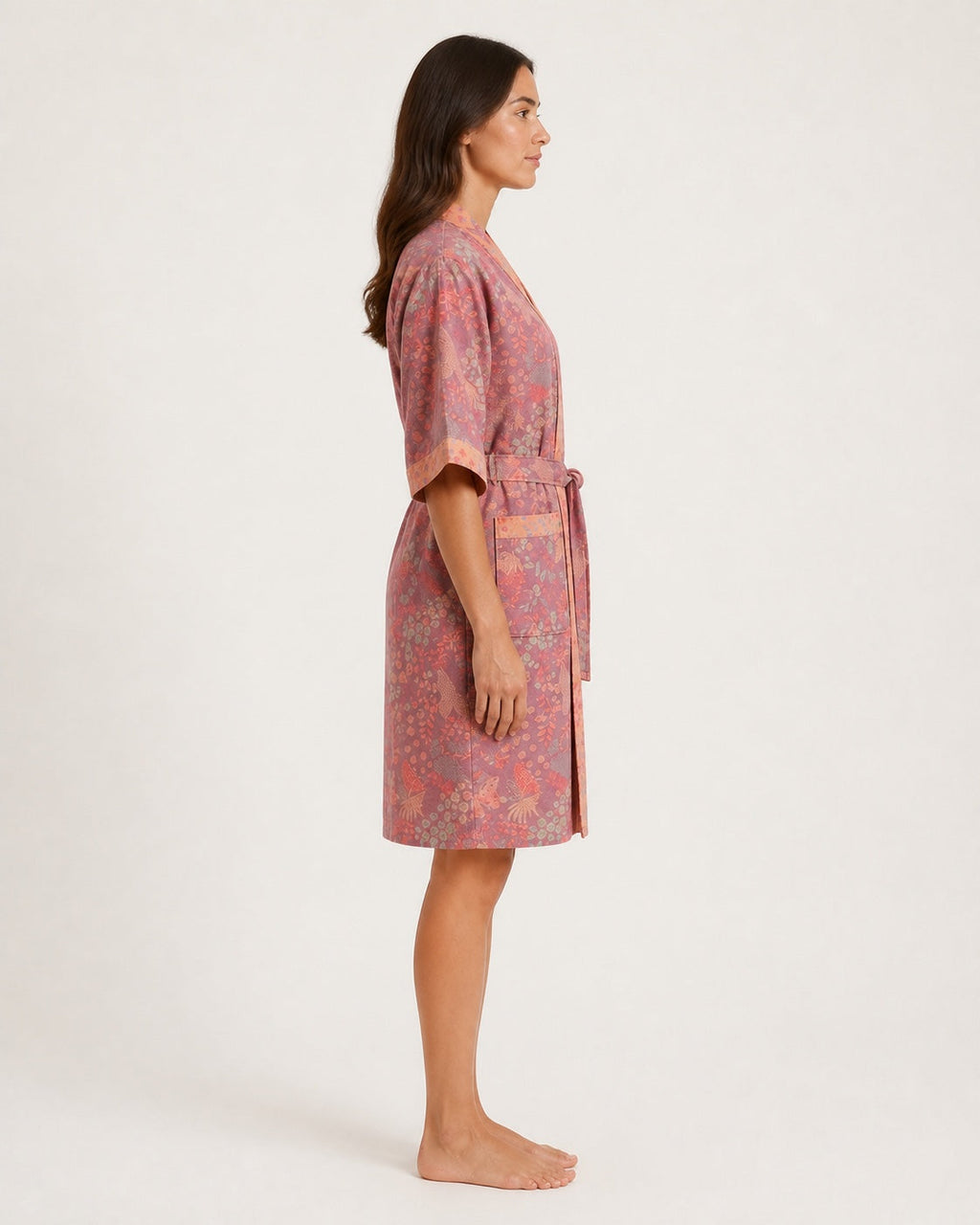 Peignoir kimono femme Fuyuko rose à motifs japonais - vue de profil