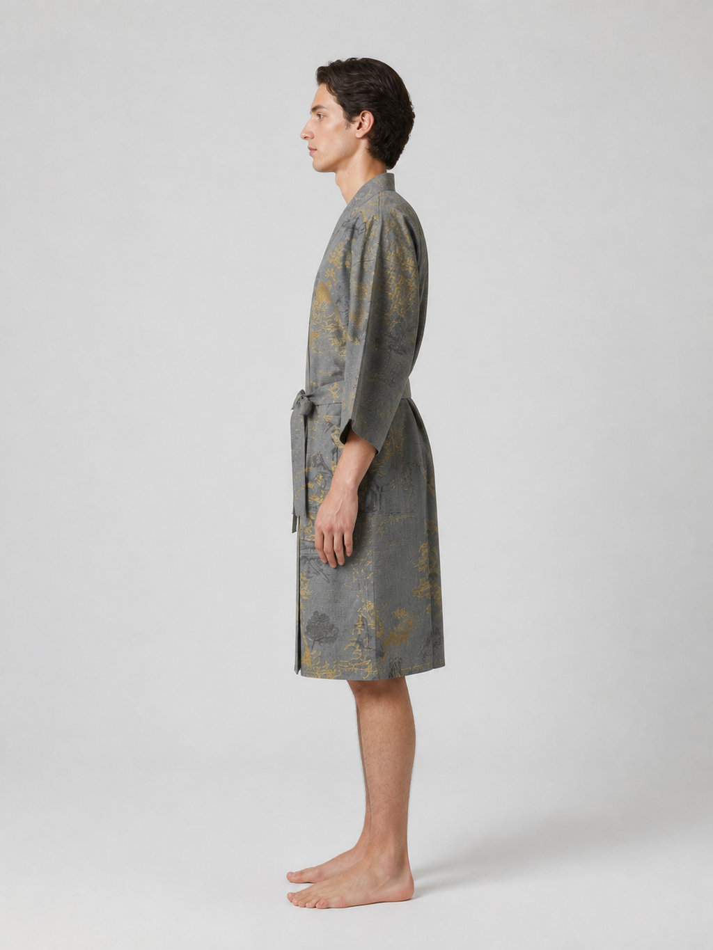 Peignoir kimono homme Chiyo gris - vue de profil sur modèle homme
