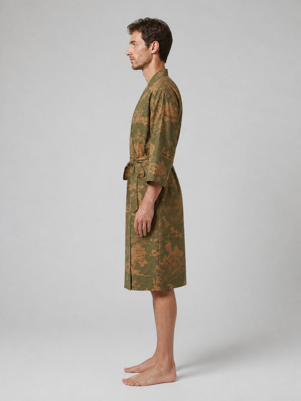 Peignoir kimono homme Chiyo vert - vue de profil sur modèle homme