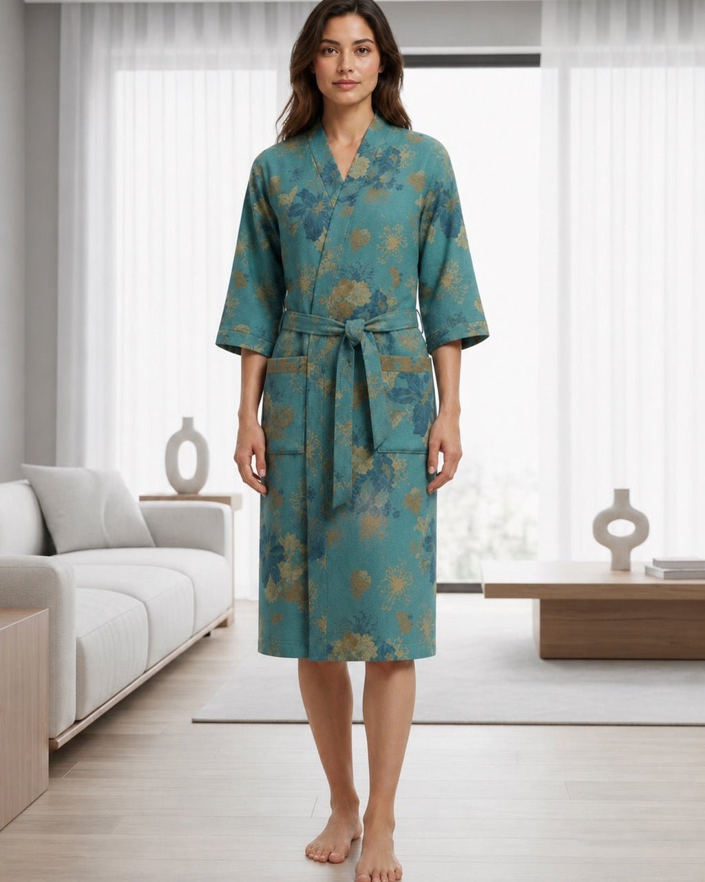 Peignoir kimono femme Kasane bleu turquoise porté dans un intérieur lumineux