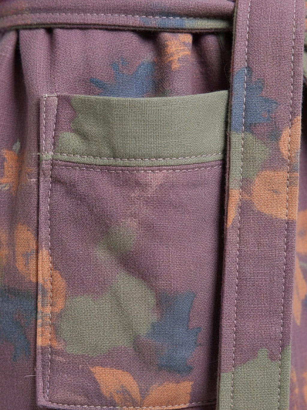Détail du tissu floral mauve et de la poche du peignoir Nozomi