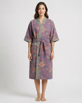 Peignoir kimono femme Nozomi mauve à motifs floraux - vue de face