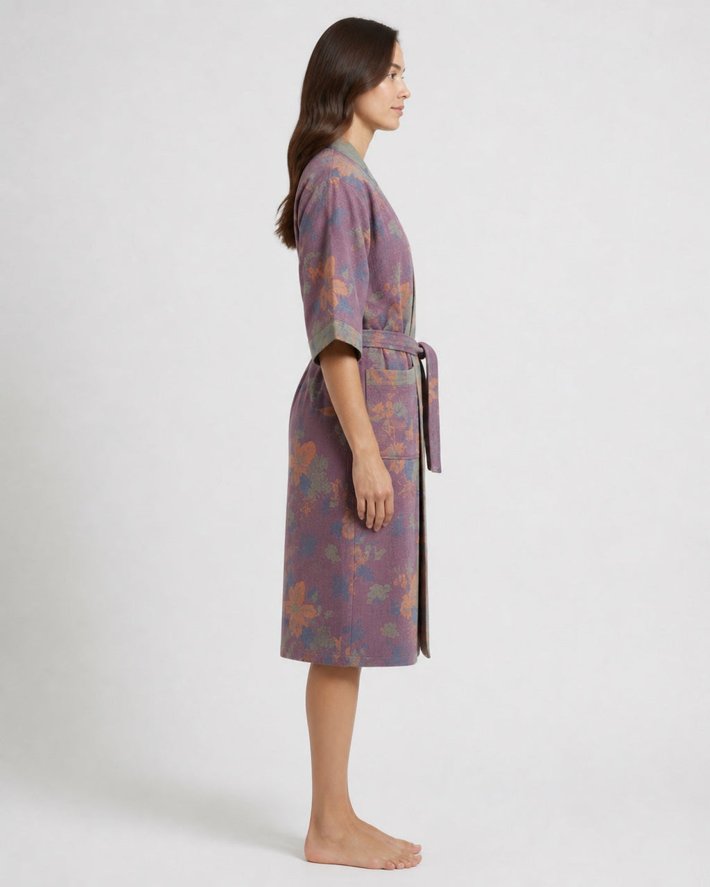Peignoir kimono femme Nozomi mauve à motifs floraux - vue de profil