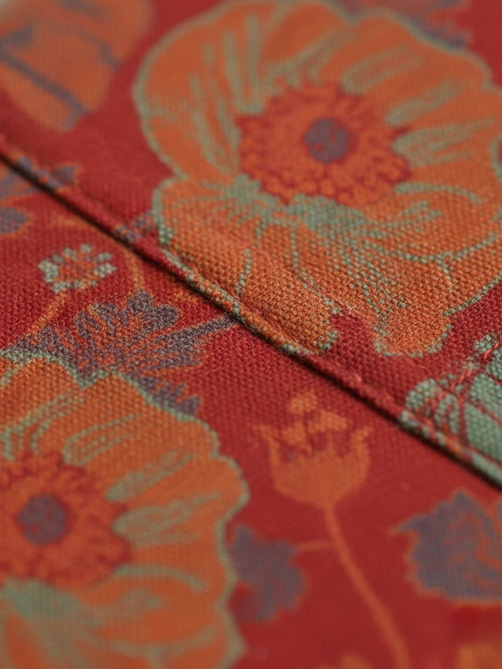 Détail du tissu rouge à motifs floraux du peignoir Akikaze