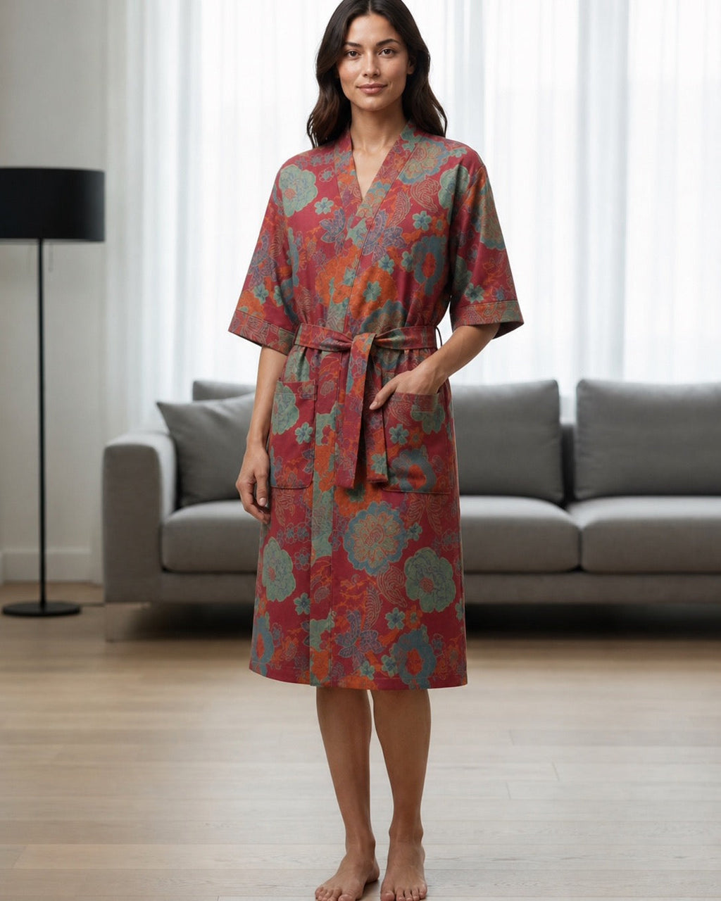 Peignoir kimono femme Saki rouge porté dans un intérieur lumineux