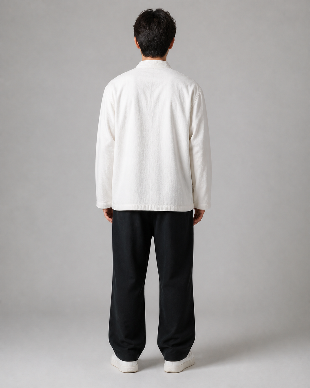 Veste à col mao homme Ume blanc - vue de dos portée par un modèle masculin