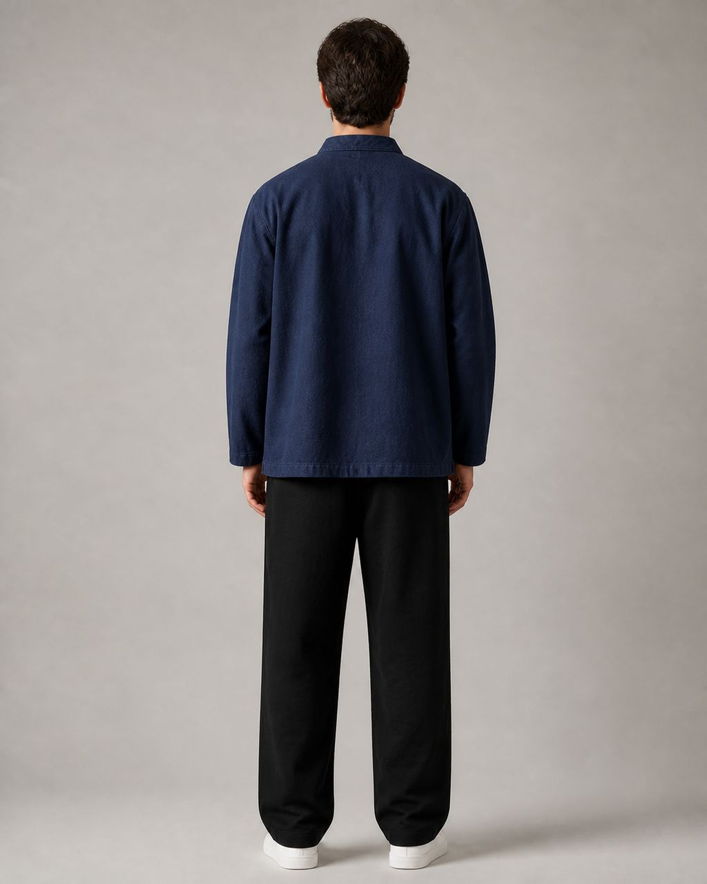 Veste à col mao homme Ume bleu marine - vue de dos portée par un modèle masculin