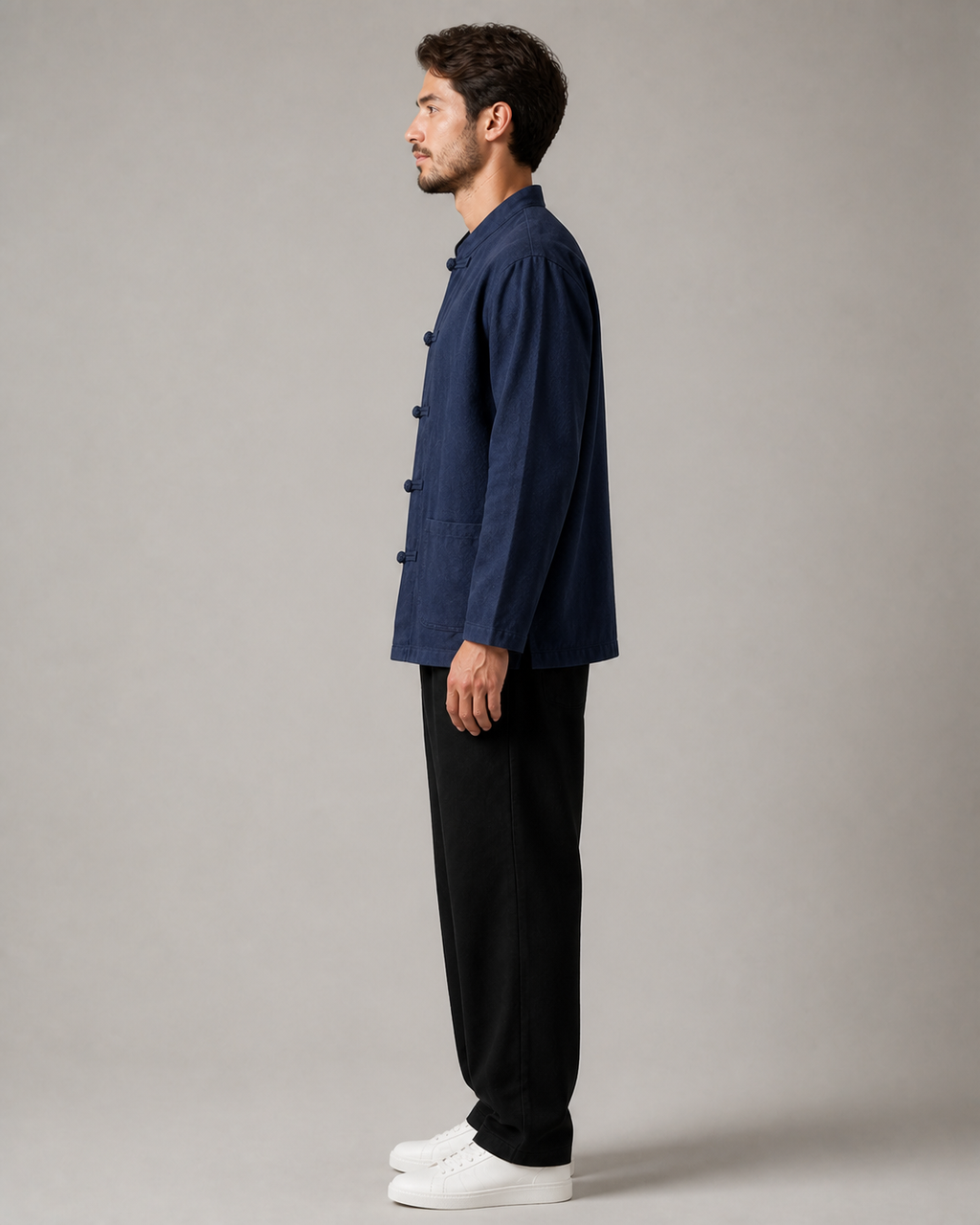 Veste à col mao homme Ume bleu marine - vue de profil portée par un modèle masculin