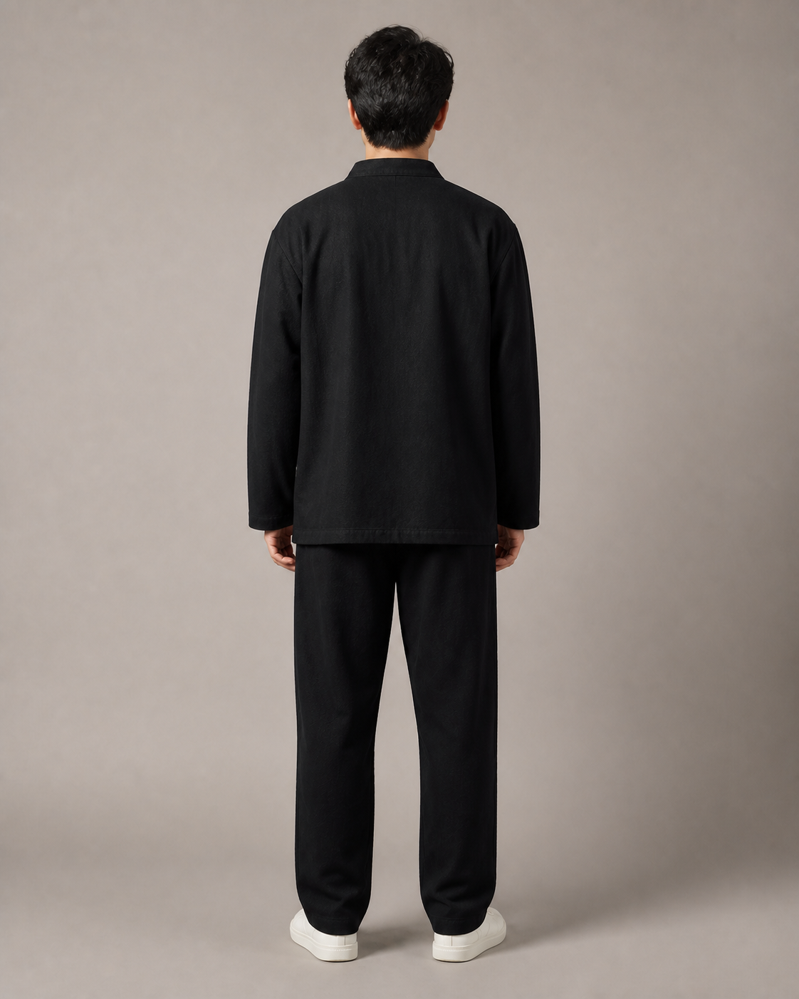 Veste à col mao homme Ume noir - vue de dos portée par un modèle masculin