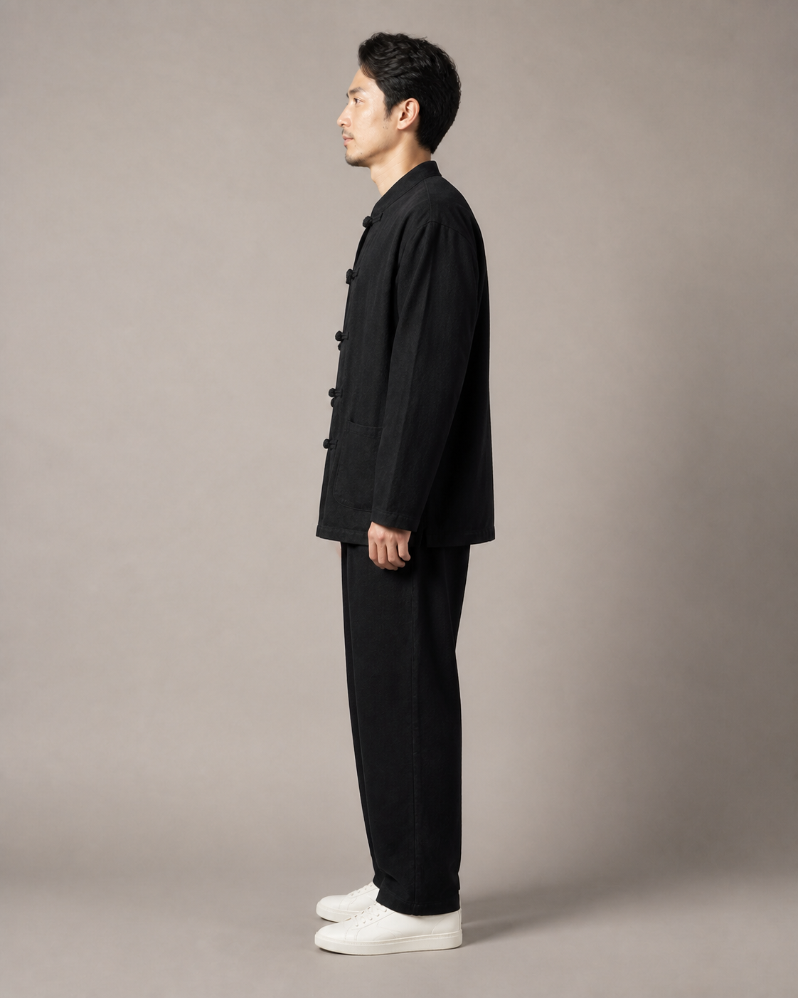 Veste à col mao homme Ume noir - vue de profil portée par un modèle masculin
