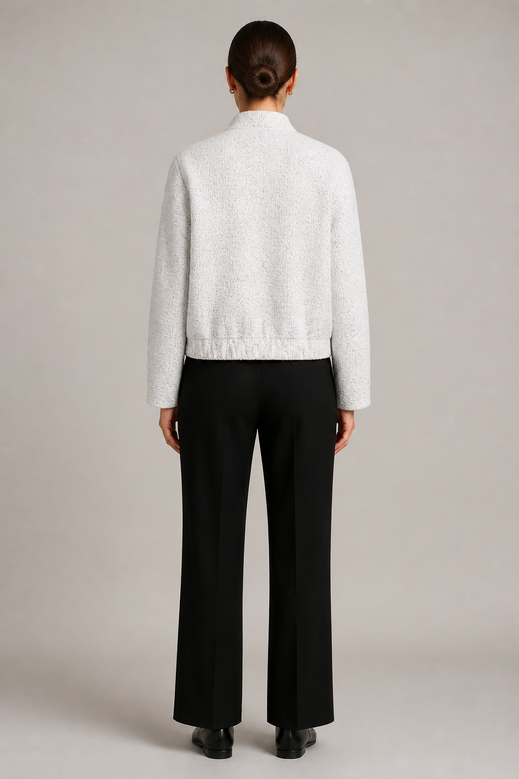 Veste courte texturée femme Kiku blanc - vue de dos portée par un modèle féminin