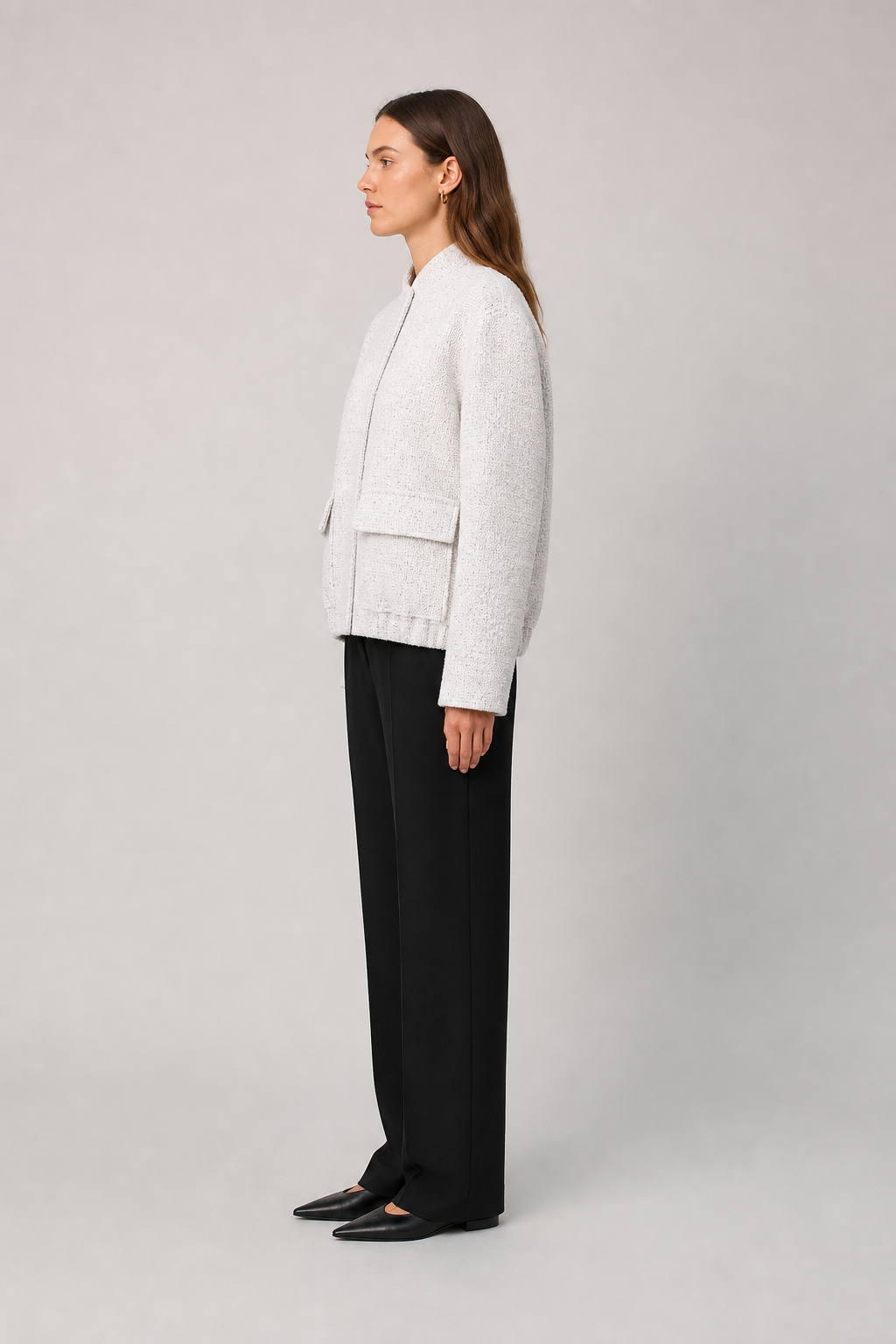 Veste courte texturée femme Kiku blanc - vue de profil portée par un modèle féminin