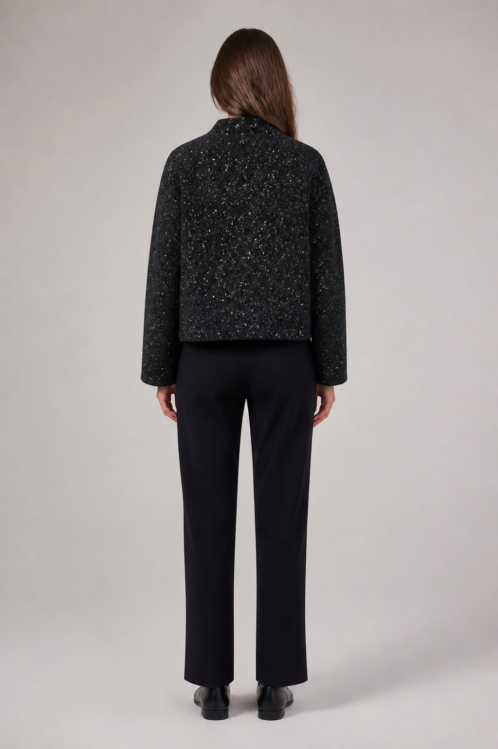 Veste courte texturée femme Kiku noir - vue de dos portée par un modèle féminin