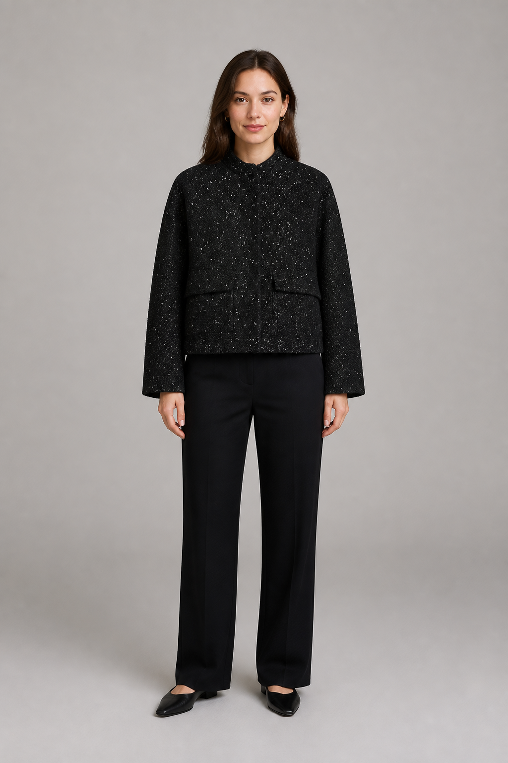 Veste courte texturée femme Kiku noir - vue de face portée par un modèle féminin
