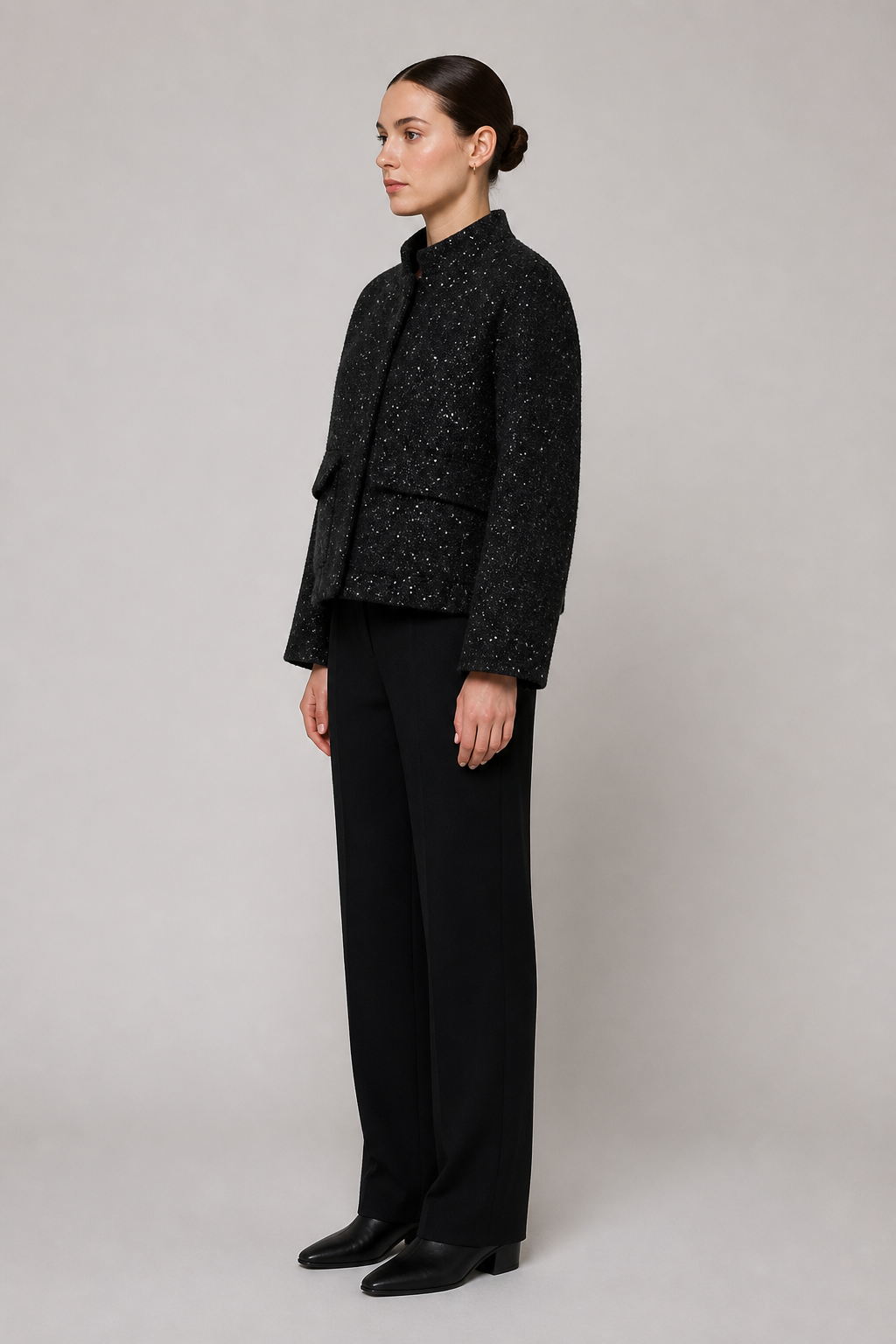 Veste courte texturée femme Kiku noir - vue de profil portée par un modèle féminin