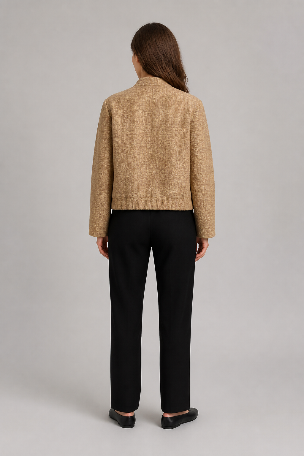 Veste courte texturée femme Kiku or - vue de dos portée par un modèle féminin