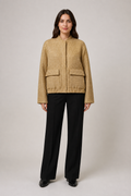 Veste courte texturée femme Kiku or - vue de face portée par un modèle féminin