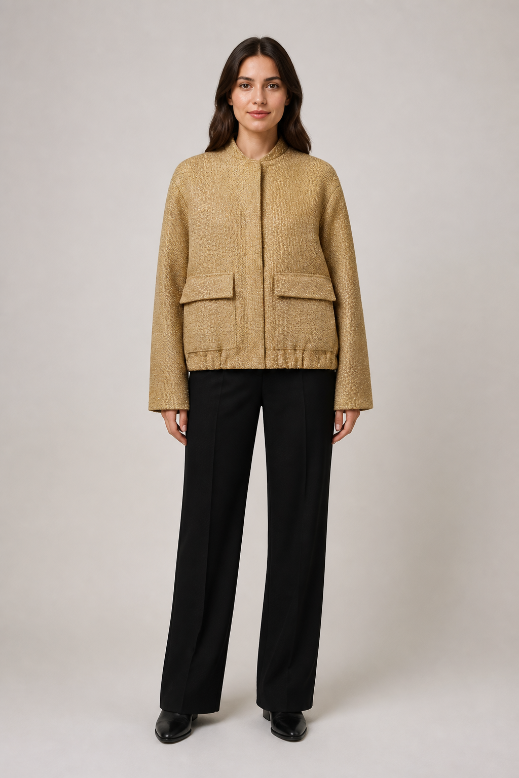 Veste courte texturée femme Kiku or - vue de face portée par un modèle féminin