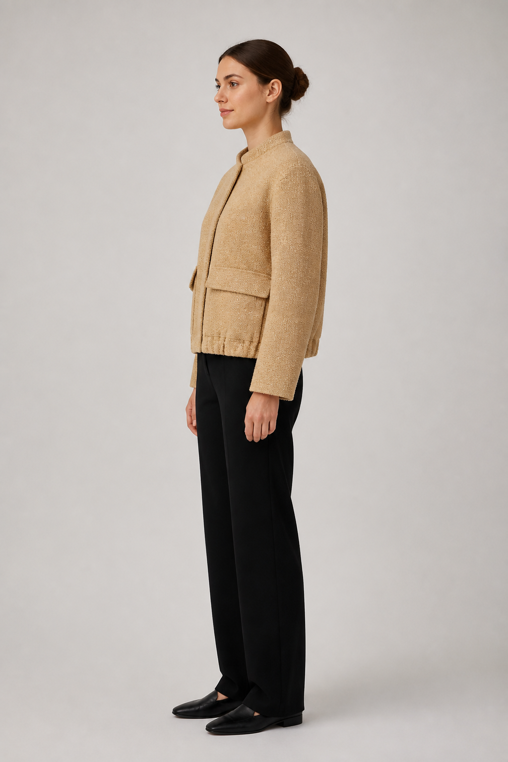 Veste courte texturée femme Kiku or - vue de profil portée par un modèle féminin