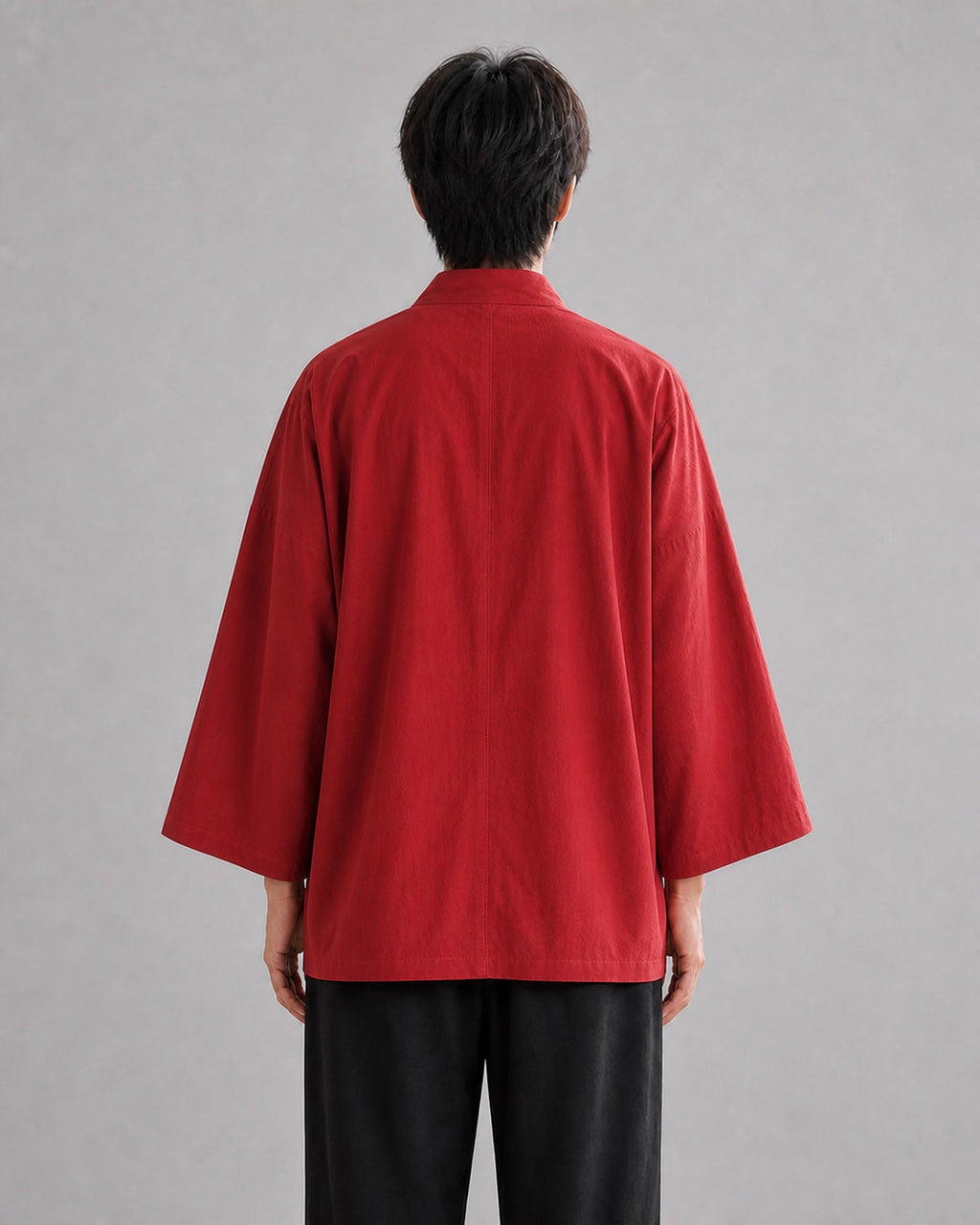 Veste haori homme à grues Jōhin rouge - vue de dos portée par un modèle masculin