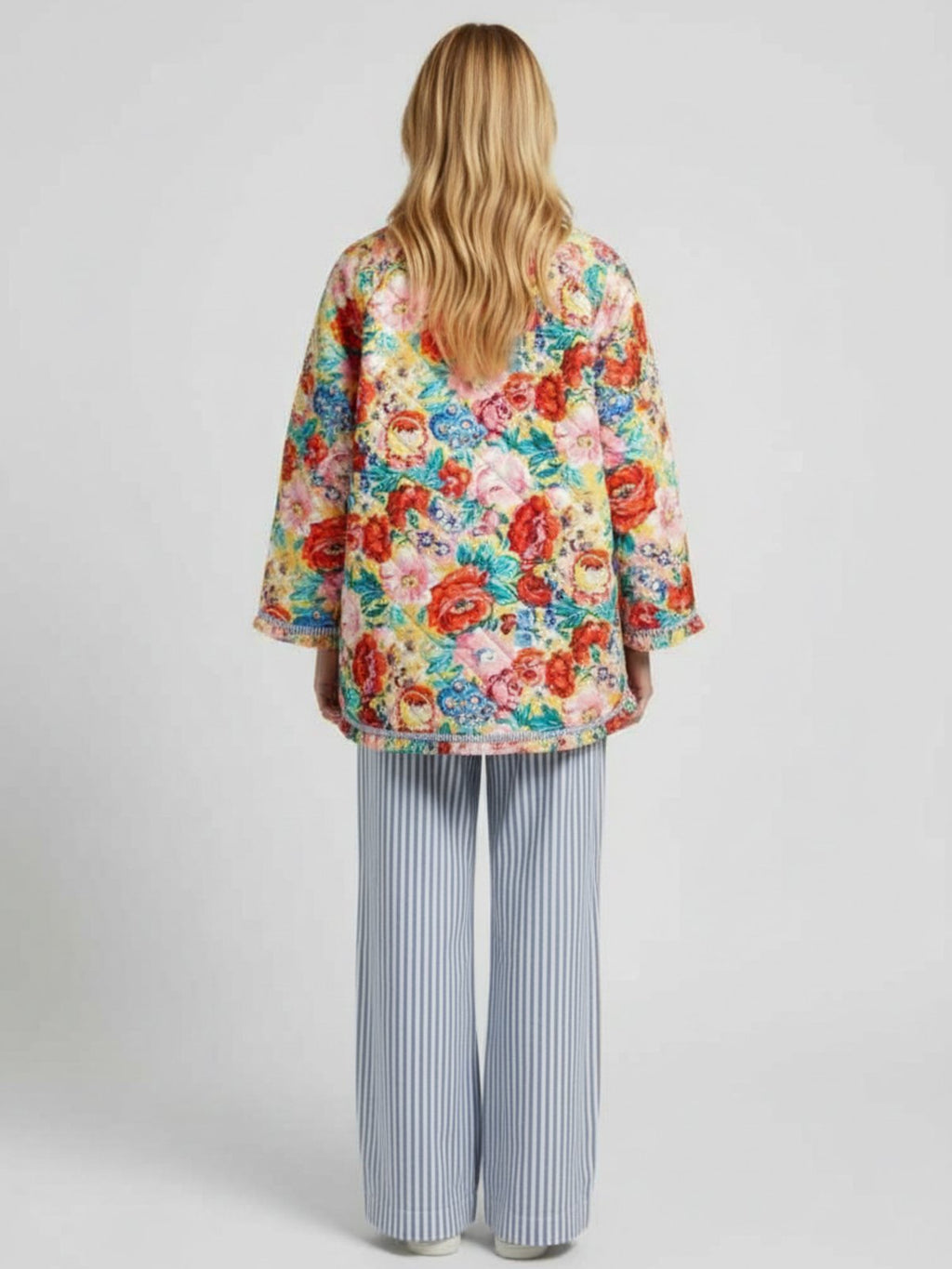 Veste matelassée fleurie femme Toki - vue de dos portée par un modèle féminin