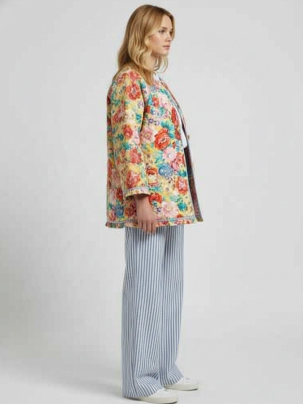Veste matelassée fleurie femme Toki - vue de profil portée par un modèle féminin
