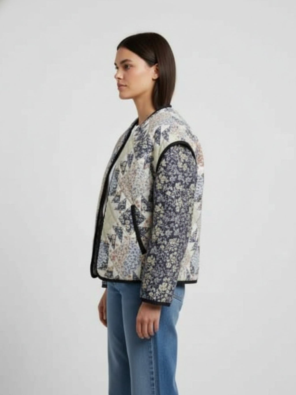 Veste matelassée patchwork femme Yuki - vue de profil portée par un modèle féminin