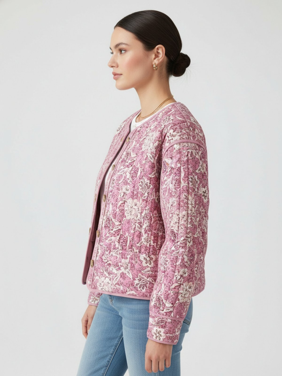 Veste matelassée fleurie femme Akimizu rose - vue de profil portée par un modèle féminin